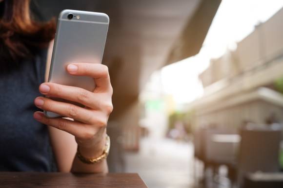 Frau mit Smartphone 