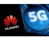 Huawei-Smartphone mit 5G-Logo im Hintergrund