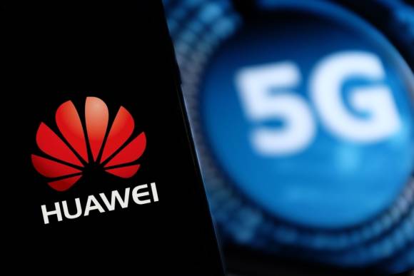 Huawei-Smartphone mit 5G-Logo im Hintergrund 