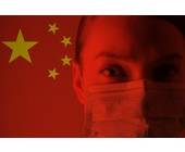 Frau mit Atemschutzmaske vor chinesischer Flagge