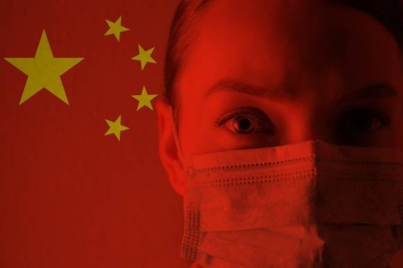 Frau mit Atemschutzmaske vor chinesischer Flagge 