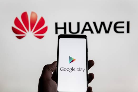 Android-Smartphone mit Huawei-Logo im Hintergrund 