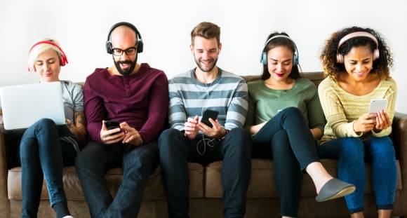 Menschen streamen Musik mit ihren mobilen Endgeräten 