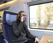 Bahn-Reisender mit Smartphone