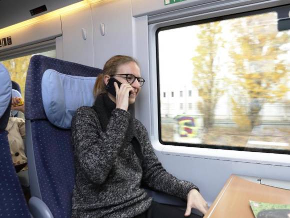 Bahn-Reisender mit Smartphone 