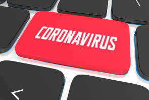 Coronavirus steht auf einer Tastatur 
