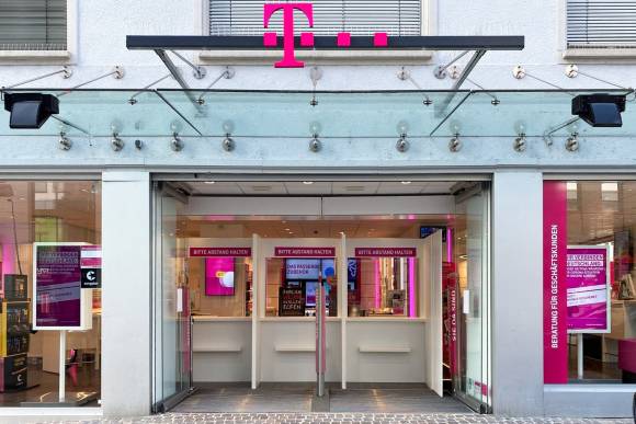 Telekom-Shop mit Versorgungs-Schalter im Shop-Eingang mit Plexiglasscheibe 