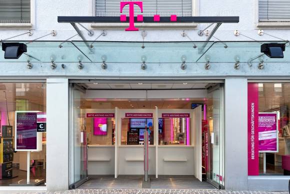 Telekom-Shop mit Versorgungs-Schalter im Shop-Eingang mit Plexiglasscheibe 