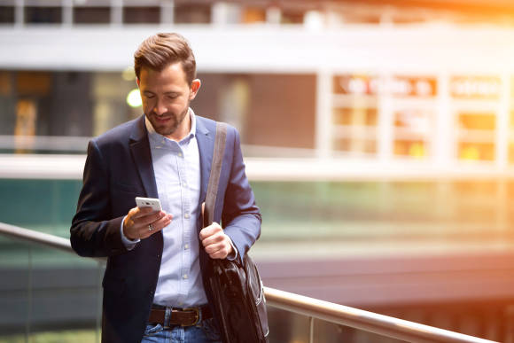 Mann mit Smartphone 