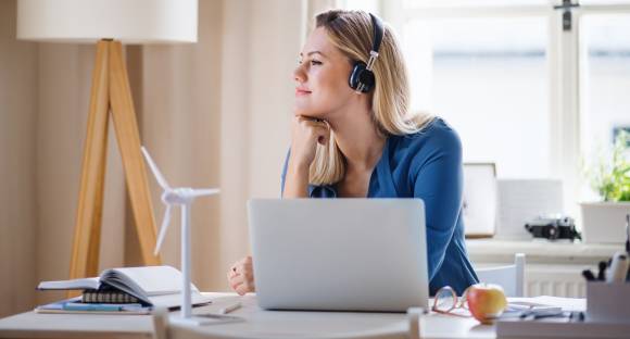 Frau mit Headset 