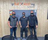 Fonland-Mitarbeiter mnit Masken