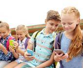 Kinder mit Smartphones