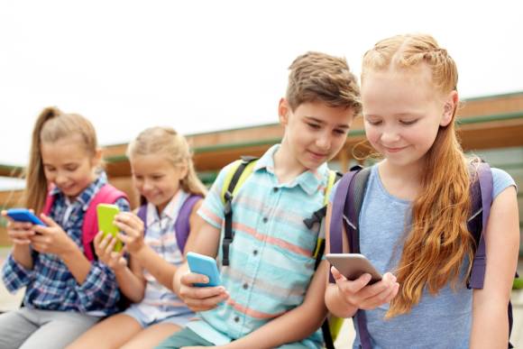 Kinder mit Smartphones 