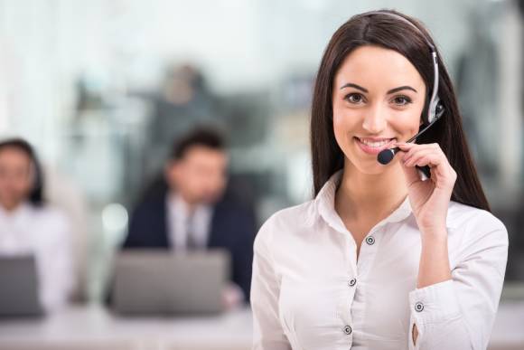 Frau im Call Center 