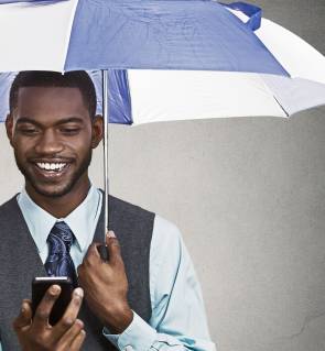 Mann mit Regenschirm und Smartphone 