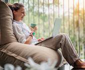 Frau mit Notebook