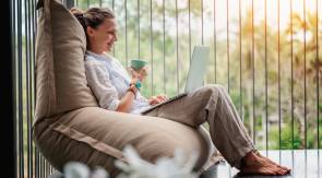 Frau mit Notebook 