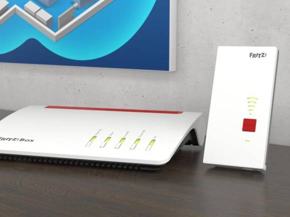 Die Fritzbox 7590 (l.) erhält das Update auf FritzOS 7.20 als Erstes. Dann sollen der Fritz-Repeater 2400 (r.) und viele weitere AVM-Geräte folgen 