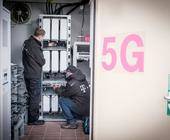 Techniker der Deutschen Telekom rüsten das Netz auf 5G auf