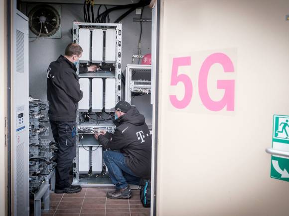 Techniker der Deutschen Telekom rüsten das Netz auf 5G auf 