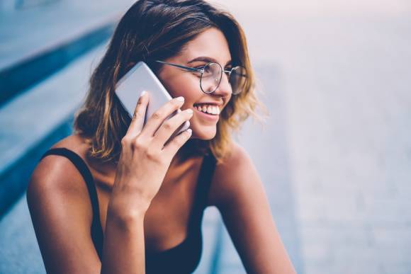 Frau mit Smartphone 