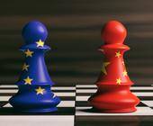 Schachfiguren mit europäischer und chinesischer Flagge