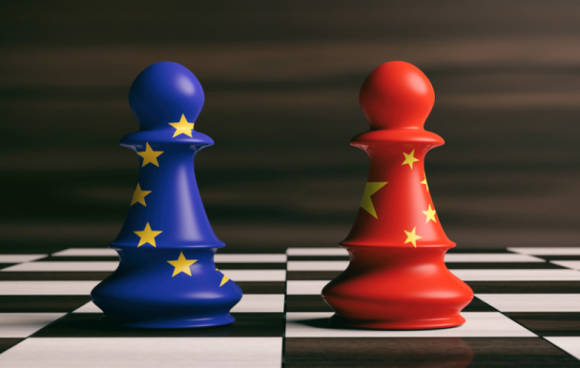 Schachfiguren mit europäischer und chinesischer Flagge 