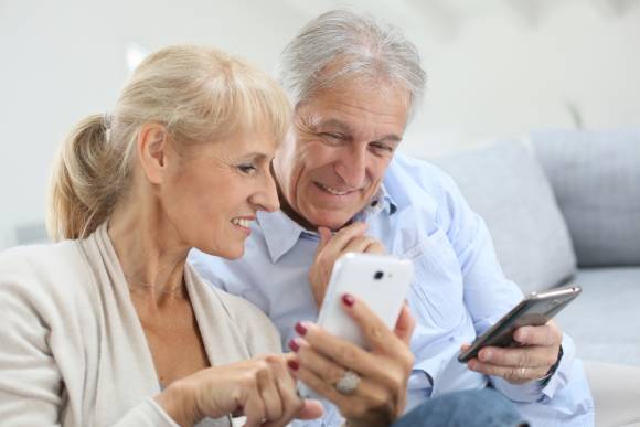 Senioren mit Smartphone 