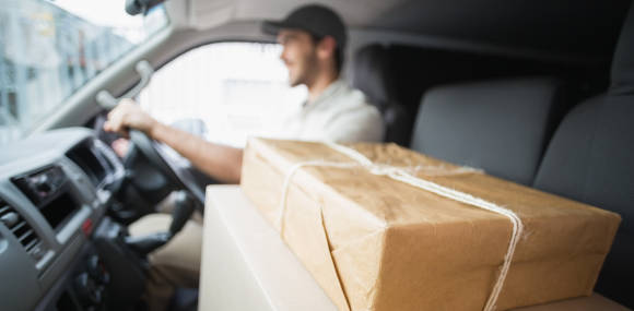 Paketfahrer im Lieferfahrzeug 