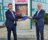 Roberto Schmidl, Managing Director GSMB & VP Services Sales International bei Avaya (li.), mit Komsas Vertriebsvorstand Steffen Ebner