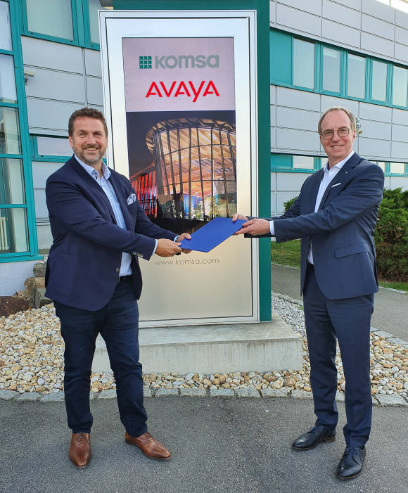 Roberto Schmidl, Managing Director GSMB & VP Services Sales International bei Avaya (li.), mit Komsas Vertriebsvorstand Steffen Ebner 