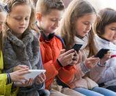 Kinder mit Smartphone