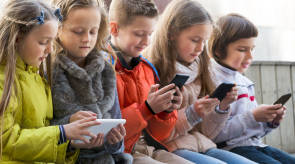 Kinder mit Smartphone 