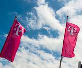 Fahnen mit Telekom-Logo