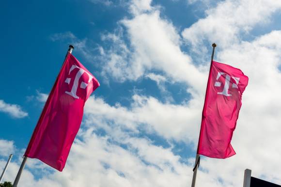 Fahnen mit Telekom-Logo 