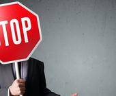 Mann mit Stopschild