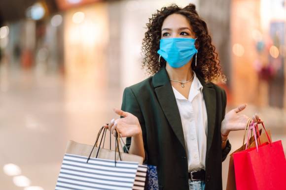 Frau mit Maske beim Einkaufen 