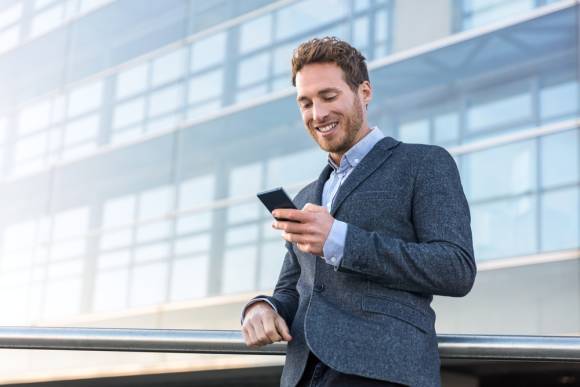 Geschäftsmann mit Smartphone 