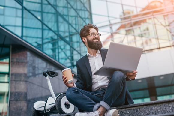 Mann mit Notebook 