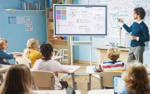Lehrer unterrichtet im digitalisierten Klassenzimmer 