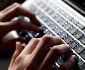 Hände auf Laptop-Tastatur