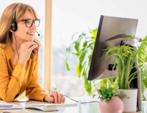 Frau mit Business-Headset 