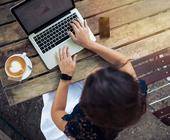 Frau mit Laptop surft im Internet