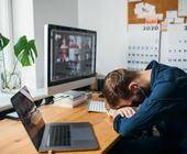 Erschöpfter MItarbeiter im Homeoffice