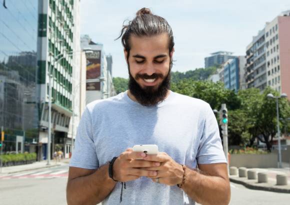 Türkischer Mann mit Smartphone 