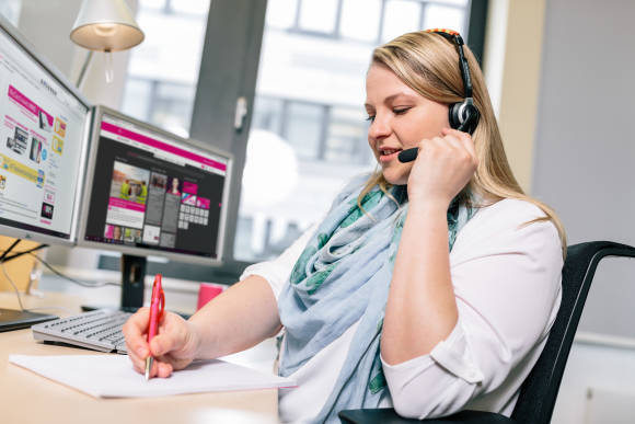 Telekom-Kundenberaterin am Telefon 