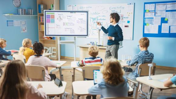 Lehrer unterrichtet mit digitalen Hilfsmitteln 