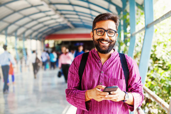 Inder mit Smartphone 