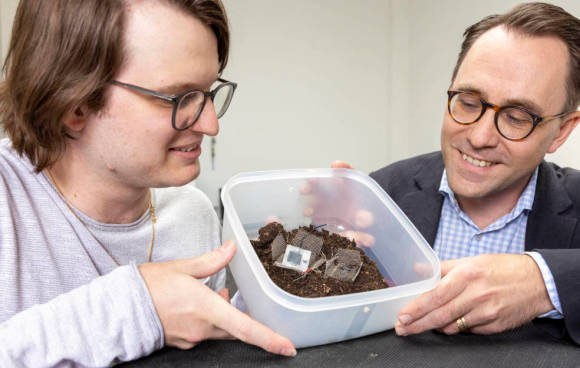 Xavier Aeby (li.) und Gustav Nyström haben eine komplett gedruckte, biologisch abbaubare Batterie entwickelt, die aus Zellulose und anderen ungiftigen Komponenten besteht 