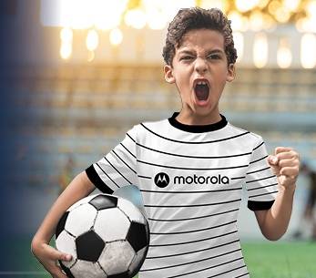 Junge mit Motorola-Trikot 